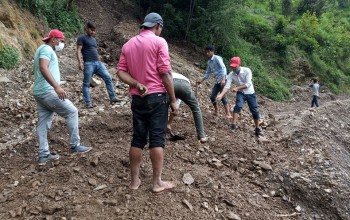 पहिरोका कारण बैतडीको ढोल्यामोड–हाट सडक अवरुद्ध 